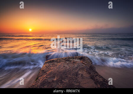 Bella cloudscape sul mare, sunrise shot Foto Stock