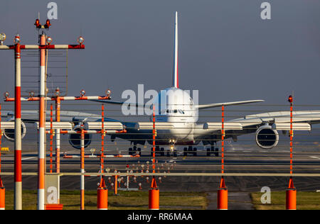 DŸsseldorf Aeroporto Internazionale, DUS, Emirates Airbus A380, appena sbarcati, Foto Stock