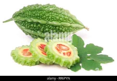 Verde melone amaro o momordica con foglie isolati su sfondo bianco Foto Stock