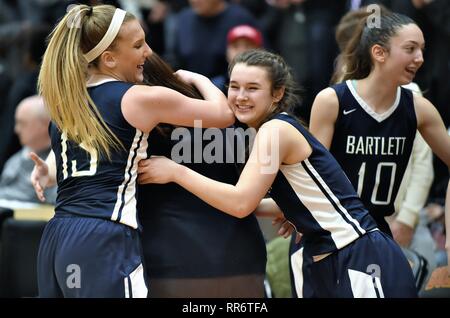 I giocatori che entrano la celebrazione a seguito della loro squadra la sconfitta di il regnante due-tempo campioni di stato. Stati Uniti d'America. Foto Stock