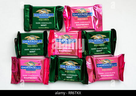 ST. PAUL, MN/STATI UNITI D'America - 21 febbraio 2019: raccolta di piccoli Ghirardelli Chocolate piazze e logo del marchio. La Ghirardelli Chocolate Company è una uni Foto Stock