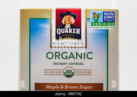 ST. PAUL, MN/STATI UNITI D'America - 24 febbraio 2019: Quaker selezionare Avvia organico casella di fiocchi d'avena con non OGM verificato etichetta e logo del marchio. Foto Stock