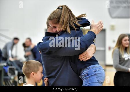 Head Coach abbracciando la figlia a seguito della sua squadra del campionato regionale la vittoria. Stati Uniti d'America. Foto Stock