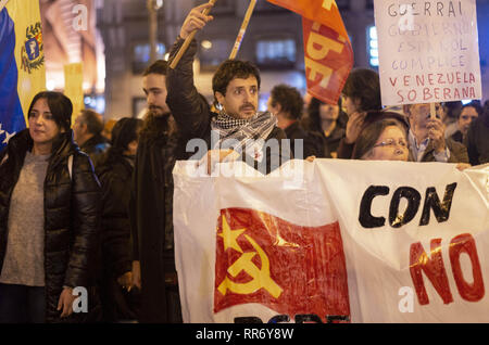 Madrid, Madrid, Spagna. 24 Febbraio, 2019. Un sostenitori di Maduro visto tenendo un banner durante la protesta.Gli scontri tra i sostenitori di Maduro e l opposizione ha avuto luogo a Madrid. L origine della controversia è stata una manifestazione organizzata dai sostenitori di Maduro a Puerta del Sol per protestare contro l'intervento della Spagna in Venezuela. I cittadini venezuelani dell opposizione hanno dimostrato fino e l'intervento della polizia è stato necessario per evitare eventuali scontri più forte tra i due componenti. Credito: Lora Grigorova SOPA/images/ZUMA filo/Alamy Live News Foto Stock