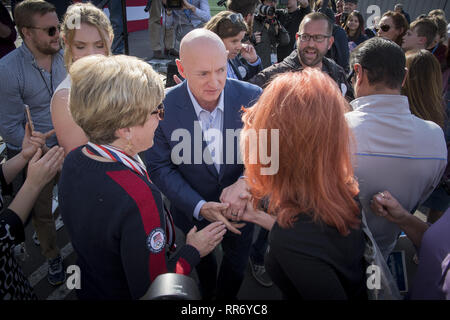 Phoenix, Arizona, Stati Uniti. 24 Febbraio, 2019. Astronauta pensionato Mark Kelly saluta i tifosi a Phoenix, in Arizona, come egli annuncia la sua esecuzione per rappresentare Arizona negli Stati Uniti Senato, febbraio 24, 2019. Kelly è sposato per pensionati congressista Gabriela Giffords che ha girato in testa in un tiro di Tucson in gennaio 2011. Egli è in esecuzione per riempire il posto lasciato libero da John McCain in 2018 ed occupata da Martha McSally fino alla elezione nel 2020. (Credito Immagine: © Rick D'EliaZUMA filo) Credito: ZUMA Press, Inc./Alamy Live News Foto Stock