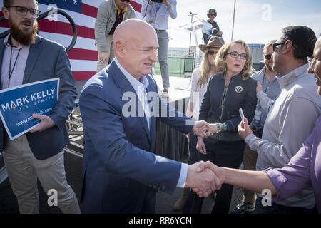 Phoenix, Arizona, Stati Uniti. 24 Febbraio, 2019. Astronauta pensionato Mark Kelly saluta i tifosi a Phoenix, in Arizona, come egli annuncia la sua esecuzione per rappresentare Arizona negli Stati Uniti Senato, febbraio 24, 2019. Kelly è sposato per pensionati congressista Gabriela Giffords, destra, che è stato girato in testa in un tiro di Tucson in gennaio 2011. Egli è in esecuzione per riempire il posto lasciato libero da John McCain in 2018 ed occupata da Martha McSally fino alla elezione nel 2020. (Credito Immagine: © Rick D'EliaZUMA filo) Credito: ZUMA Press, Inc./Alamy Live News Foto Stock