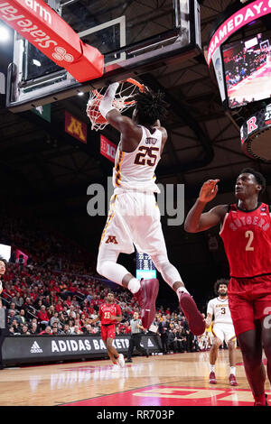 Piscataway, New Jersey, USA. 24 Febbraio, 2019. Minnesota Golden i Gopher center DANIEL OTURU (25) rigidi per il cesto contro Rutgers in un gioco al Rutgers Athletic Center. Credito: Joel Plummer/ZUMA filo/Alamy Live News Foto Stock