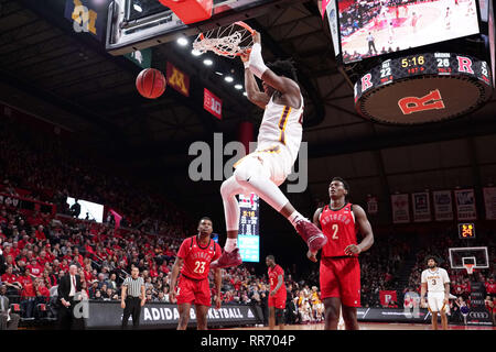 Piscataway, New Jersey, USA. 24 Febbraio, 2019. Minnesota Golden i Gopher center DANIEL OTURU (25) rigidi per il cesto contro Rutgers in un gioco al Rutgers Athletic Center. Credito: Joel Plummer/ZUMA filo/Alamy Live News Foto Stock