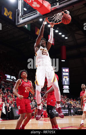 Piscataway, New Jersey, USA. 24 Febbraio, 2019. Minnesota Golden i Gopher center DANIEL OTURU (25) rigidi per il cesto contro Rutgers in un gioco al Rutgers Athletic Center. Credito: Joel Plummer/ZUMA filo/Alamy Live News Foto Stock