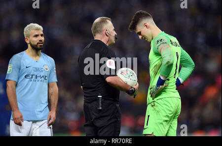 Arbitro JON MOSS COLLOQUI CON CHELSEA GOALKEEPER KEPA ARRIZABALAGA, CHELSEA V Manchester City, CHELSEA V Manchester City, CARABAO CUP finale, 2019 Foto Stock