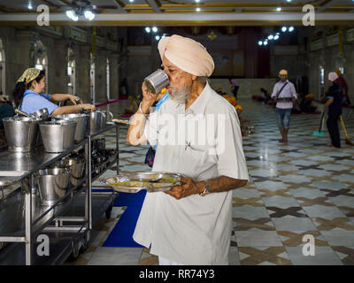 Bangkok, Bangkok, Thailandia. Il 25 febbraio, 2019. Un uomo Sikh finisce il suo tè dopo aver mangiato il suo pasto durante la mattinata ''Langar'' (pasto comunale) al Gurdwara Siri Guru Singh Sabha. Il Gurdwara serve circa 500 pasti gratuiti da Lunedì a Sabato e circa mille pasti gratuiti di domenica. Sebbene i sikh non sono vegetariani, il Langar pasti vegetariani sono in modo tale che chiunque possa loro senza violare un editto religioso sulla dieta. I pasti sono gratis per chi cammina nella Gurdwara, indipendentemente dalla loro religione o nazionalità. Il Gurdwara Siri Guru Singh Sabha a Bangkok è uno dei più grandi di religione Sikh Gur Foto Stock