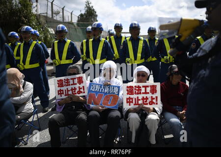 NAGO, Giappone - 25 febbraio: manifestanti con cartelli bloccare i veicoli per la costruzione di entrare nel cantiere durante anti base usa protesta al di fuori di Stati Uniti Base Camp Schwab gate in febbraio 25, 2019 di Nago, Prefettura di Okinawa, in Giappone. Sulla base del referendum prefettizio risultato, oltre il 70 percento degli elettori in Okinawa respingere Usa Trasferimento base a Henoko. (Foto di Richard Atrero de Guzman/ Aflo) Foto Stock