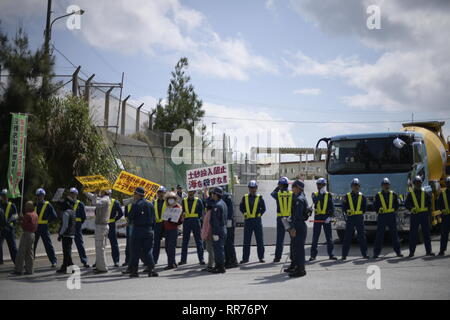 NAGO, Giappone - 25 febbraio: manifestanti con cartelli bloccare i veicoli per la costruzione di entrare nel cantiere durante anti base usa protesta al di fuori di Stati Uniti Base Camp Schwab gate in febbraio 25, 2019 di Nago, Prefettura di Okinawa, in Giappone. Sulla base del referendum prefettizio risultato, oltre il 70 percento degli elettori in Okinawa respingere Usa Trasferimento base a Henoko. (Foto di Richard Atrero de Guzman/ Aflo) Foto Stock