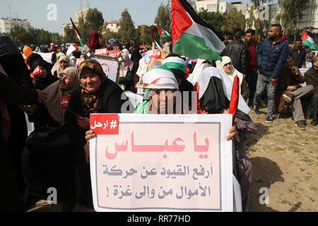La striscia di Gaza. 24 feb 2019. Dimostranti palestinesi assistere ad una manifestazione di protesta nella città di Gaza, il 24 febbraio 2019, esigente il presidente palestinese Mahmoud Abbas al passo verso il basso. Abed Rahim Khatib / risveglio / Alamy Live News Foto Stock