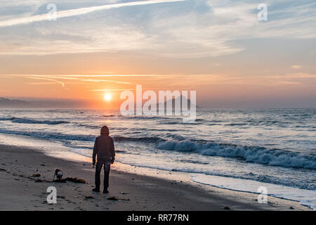 Longrock, Cornwall, Regno Unito. Il 25 febbraio, 2019. Regno Unito Meteo. Un abbattitore di temperatura per cominciare la giornata con qualche early morning mist, che presto cancellati a sunrise. Vista dalla spiaggia a Longrock guardando verso St Michaels Mount. Credito: Simon Maycock/Alamy Live News Foto Stock