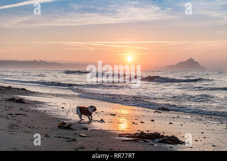 Longrock, Cornwall, Regno Unito. Il 25 febbraio, 2019. Regno Unito Meteo. Un abbattitore di temperatura per cominciare la giornata con qualche early morning mist, che presto cancellati a sunrise. Vista dalla spiaggia a Longrock guardando verso St Michaels Mount. Credito: Simon Maycock/Alamy Live News Foto Stock