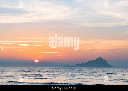 Longrock, Cornwall, Regno Unito. Il 25 febbraio, 2019. Regno Unito Meteo. Un abbattitore di temperatura per cominciare la giornata con qualche early morning mist, che presto cancellati a sunrise. Vista dalla spiaggia a Longrock guardando verso St Michaels Mount. Credito: Simon Maycock/Alamy Live News Foto Stock