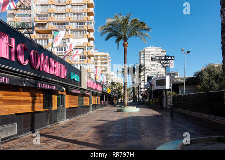 Benidorm, Costa Blanca, Spagna, il 25 febbraio 2019. Due membri del personale del Beachcomber pub in Benidorm la Città Nuova sulla piazza britannica. Due turisti britannici sono stati arrestati in relazione al presunto attacco. Credito: Mick Flynn/Alamy Live News Foto Stock