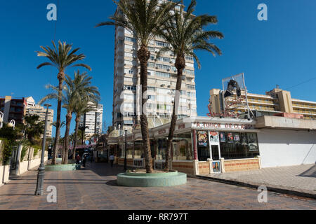 Benidorm, Costa Blanca, Spagna, il 25 febbraio 2019. Due membri del personale del Beachcomber pub in Benidorm la Città Nuova sulla piazza britannica. Due turisti britannici sono stati arrestati in relazione al presunto attacco. Visto qui è Sinatras, aA tocco di classe Bar che non è collegato all'incidente segnalato. Credito: Mick Flynn/Alamy Live News Foto Stock