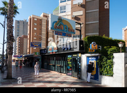 Benidorm, Costa Blanca, Spagna, il 25 febbraio 2019. Due membri del personale del Beachcomber pub in Benidorm la Città Nuova sulla piazza britannica. Due turisti britannici sono stati arrestati in relazione al presunto attacco. Visto qui è il Loch Ness pub divertente che non è collegato all'incidente segnalato. Credito: Mick Flynn/Alamy Live News Foto Stock