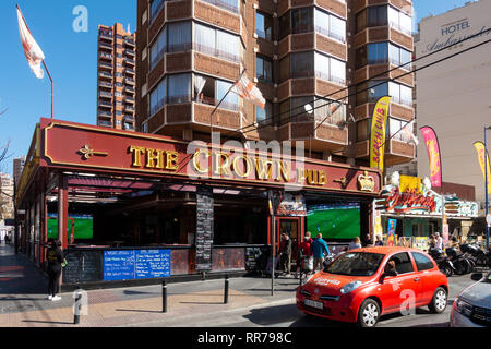 Benidorm, Costa Blanca, Spagna, il 25 febbraio 2019. Due membri del personale del Beachcomber pub in Benidorm la Città Nuova sulla piazza britannica. Due turisti britannici sono stati arrestati in relazione al presunto attacco. Visto qui è la corona Pub che non è collegato all'incidente segnalato. Credito: Mick Flynn/Alamy Live News Foto Stock