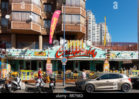 Benidorm, Costa Blanca, Spagna, il 25 febbraio 2019. Due membri del personale del Beachcomber pub in Benidorm la Città Nuova sulla piazza britannica. Due turisti britannici sono stati arrestati in relazione al presunto attacco. Visto qui è l'Hotel California che non è collegato all'incidente segnalato. Credito: Mick Flynn/Alamy Live News Foto Stock