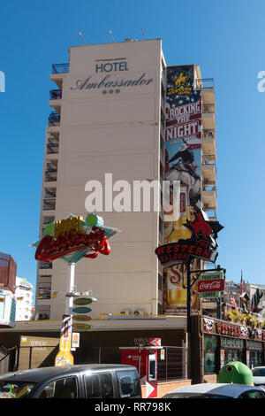 Benidorm, Costa Blanca, Spagna, il 25 febbraio 2019. Due membri del personale del Beachcomber pub in Benidorm la Città Nuova sulla piazza britannica. Due turisti britannici sono stati arrestati in relazione al presunto attacco. Visto qui sono il Ambassador Hotel e il Saloon che non sono connessi all'incidente segnalato. Credito: Mick Flynn/Alamy Live News Foto Stock