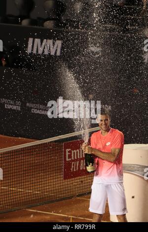 Rio De Janeiro, Brasile. 24 Febbraio, 2019. Rio de Janeiro, Brasile, 24 febbraio 2019. Laslo Djere (SRB), vincitore del Rio Open 2019 ATP 500, nella cerimonia di premiazione. Credito: Maria Adelaide Silva/Alamy Live News Foto Stock