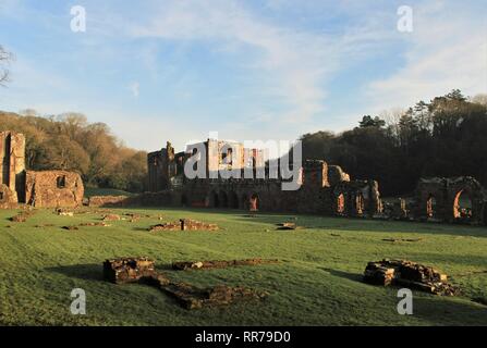 Cumbria, Regno Unito. Il 25 febbraio, 2019. Regno Unito Meteo. Sole dal Furness Abbey Cumbria. Il credito C.Hall/Alamy Live News. Foto Stock