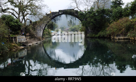 Yangshuo, Yangshuo, Cina. Il 25 febbraio, 2019. Yangshuo, Cina-l'Fuli antico ponte, costruito circa 50 anni fa, è un rinomato Ponte di Yangshuo, southwest ChinaÃ¢â'¬â"¢s nel Guangxi. Credito: SIPA Asia/ZUMA filo/Alamy Live News Foto Stock