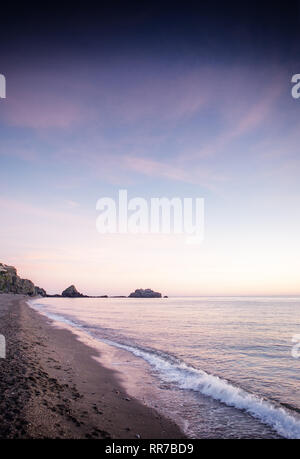 Tramonto in costa tropical Spagna Almunecar con la grande croce di Penones del Santo in background Foto Stock