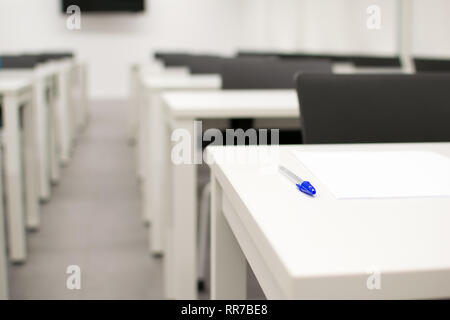 Aula vuota. Alta scuola o università scrivania o tavolo con una penna sulla parte superiore. Esame della camera di prova Foto Stock