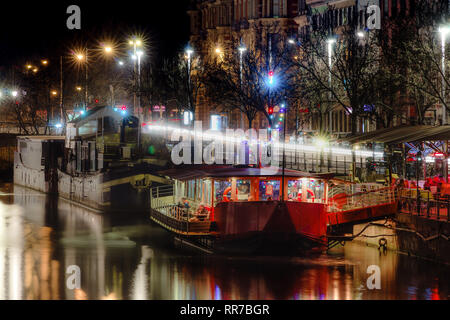 Ristoranti di notte sulle grandi barche, fiume Ill a Strasburgo, Francia Foto Stock