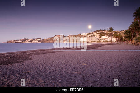 Paesaggio shot di Almunecar con la luna nel cielo Foto Stock