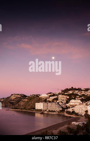 Paesaggio shot di Almunecar con la luna nel cielo Foto Stock