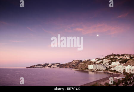 Paesaggio shot di Almunecar con la luna nel cielo Foto Stock