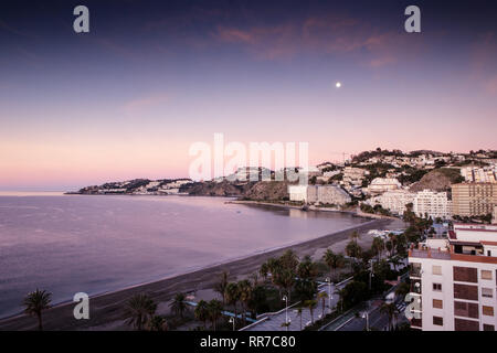 Paesaggio shot di Almunecar con la luna nel cielo Foto Stock