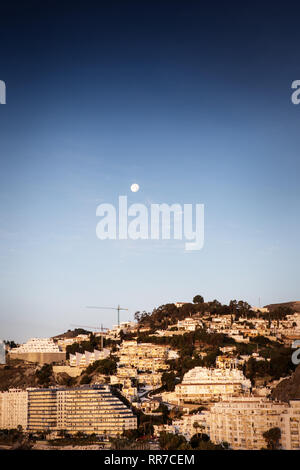 Paesaggio shot di Almunecar con la luna nel cielo Foto Stock