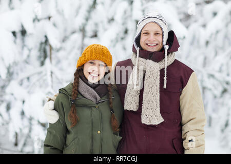 Coppia giovane in inverno Foto Stock