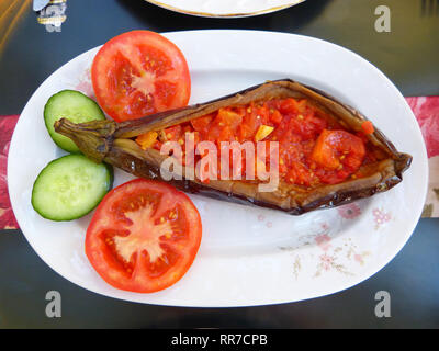 Imam bayildi piatto in Turchia. Brasato di melanzane ripiene con Aglio e cipolla e pomodoro. Foto Stock