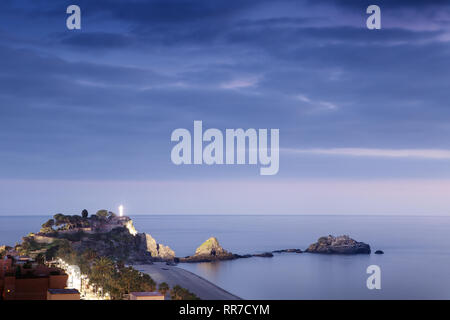 Tramonto in costa tropical Spagna Almunecar con la grande croce di Penones del Santo in background Foto Stock