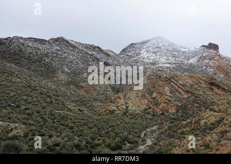 Una tempesta di neve ha colpito il deserto di Phoenix che copre il Superstition Mountains, in particolare Lost Dutchman State Park, nella neve. Foto Stock