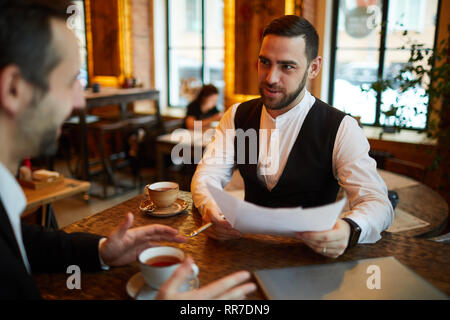 Due imprenditori riuniti in Cafe Foto Stock