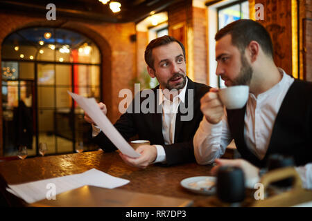 I dirigenti riuniti nel ristorante Foto Stock