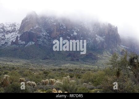 Una tempesta di neve ha colpito il deserto di Phoenix che copre il Superstition Mountains, in particolare Lost Dutchman State Park, nella neve. Foto Stock