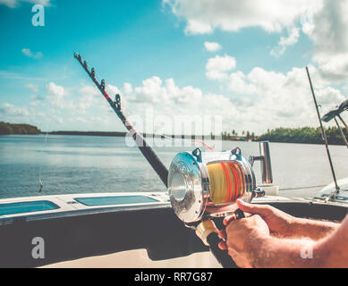 L'uomo la pesca professionale con asta di pesca Foto Stock