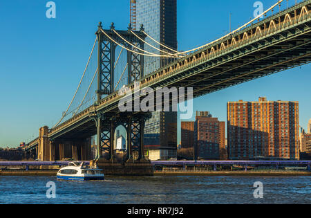 Vista sullo skyline di Manhattan da Manhattan Bridge Foto Stock