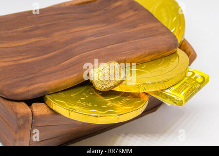 Chiuso scrigno torta di cioccolato monete Foto Stock