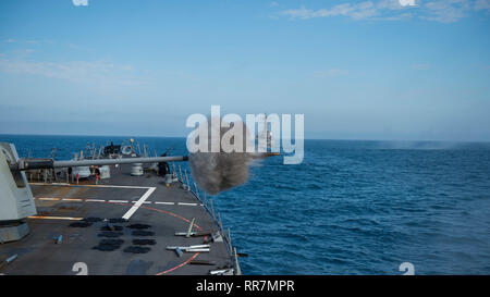 190222-N-SS350-0095 OCEANO ATLANTICO (feb. 22, 2019) Il Arleigh Burke-class guidato-missile destroyer USS Bainbridge (DDG 96) incendi un giro fuori del marchio 45 5 pollici pistola durante un'esercitazione a fuoco durante la partecipazione a corsi di formazione composita dell'unità esercizio (COMPTUEX), 22 febbraio. Bainbridge è in corso COMPTUEX conduttore con un Carrier Strike gruppo (CSG) 12. I componenti del CSG 12 incarnano un "team-di-team" concetto, che unisce la superficie avanzata, aria e sistemi attivi per creare e sostenere la capacità operativa. Questo consente loro di preparare e condurre operazioni globali, sono efficaci e durevoli c Foto Stock