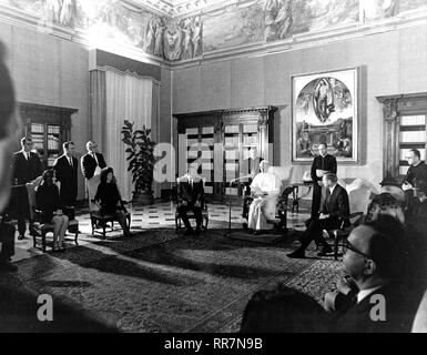 (16 ottobre 1969) l'Apollo 11 astronauti, Neil A. Armstrong, Edwin E. Aldrin, Jr., Michael Collins, e le loro mogli da ricevere un udienza papale da Papa Paolo VI nella biblioteca papale, San Pietro in Vaticano. Foto Stock